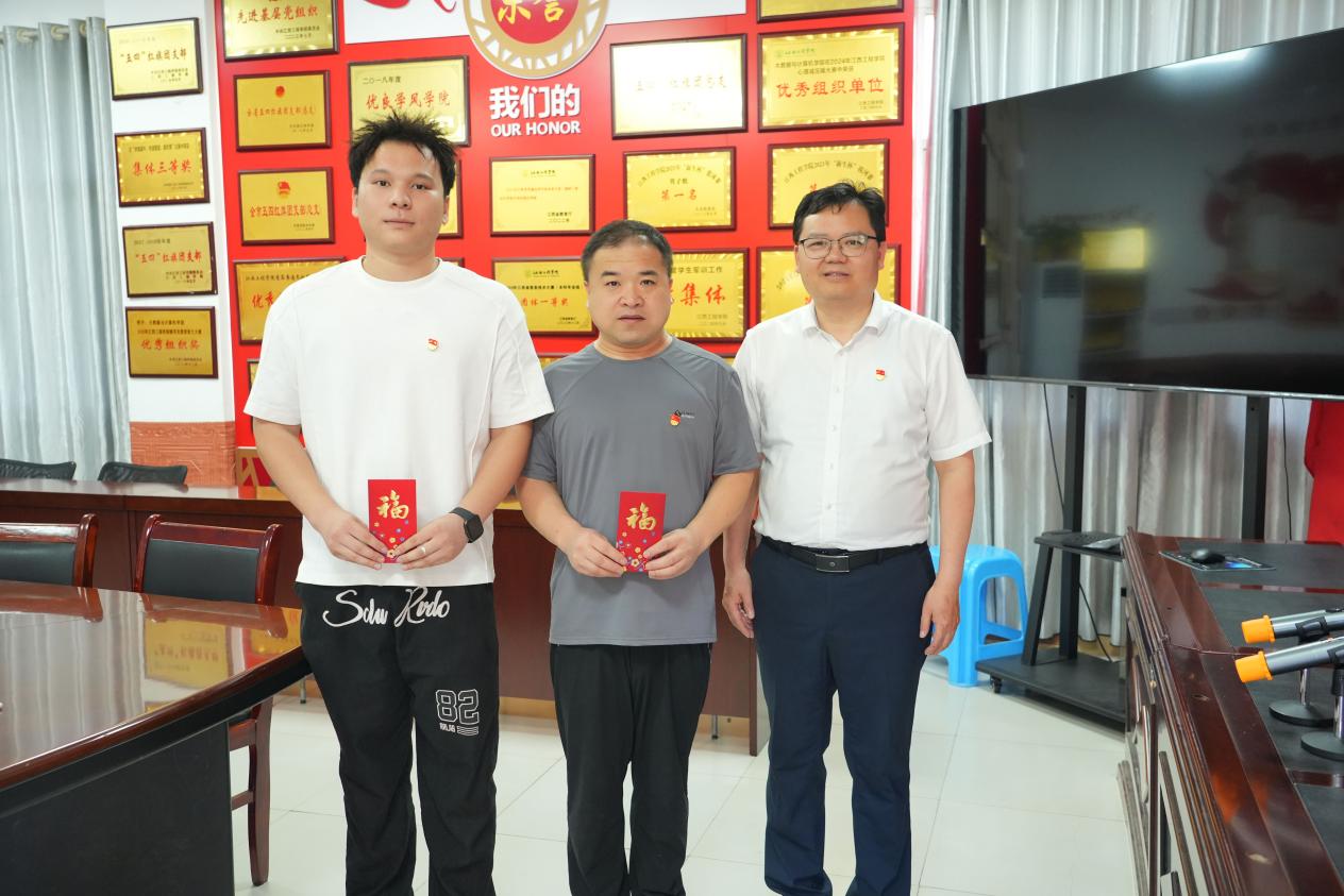 华亿平台校领导开展“七一”走访慰问活动