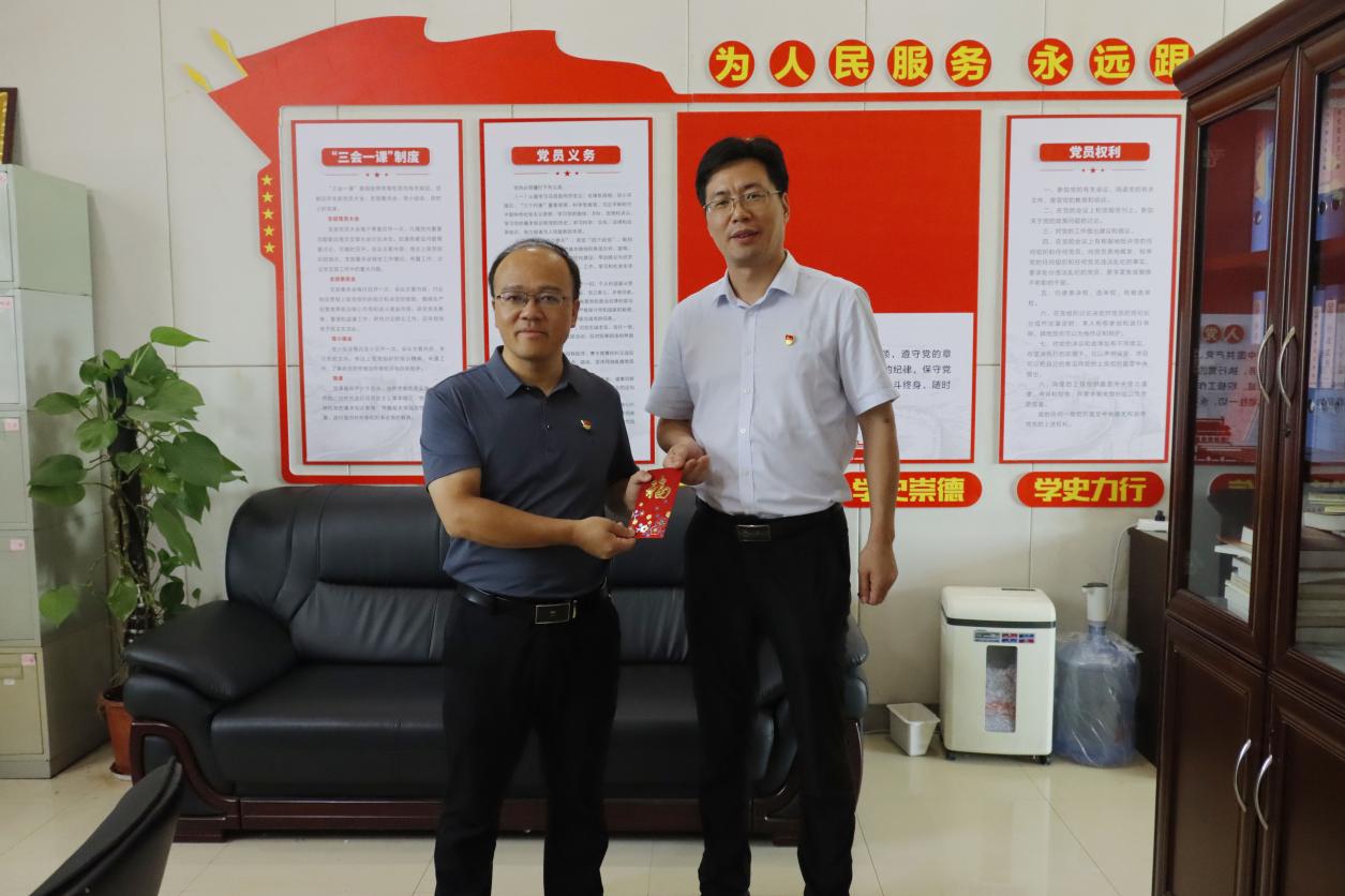 华亿平台校领导开展“七一”走访慰问活动