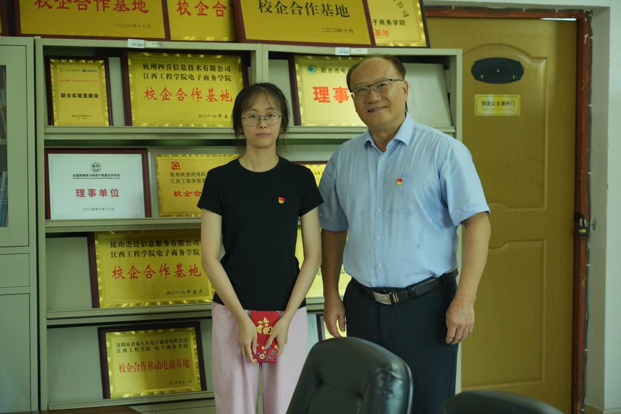 华亿平台校领导开展“七一”走访慰问活动